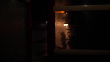 Otobüsler gece ıslak yollarda yol alır. 