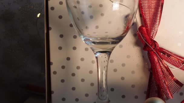 贈り物を背景に注ぐワインのグラス — ストック動画