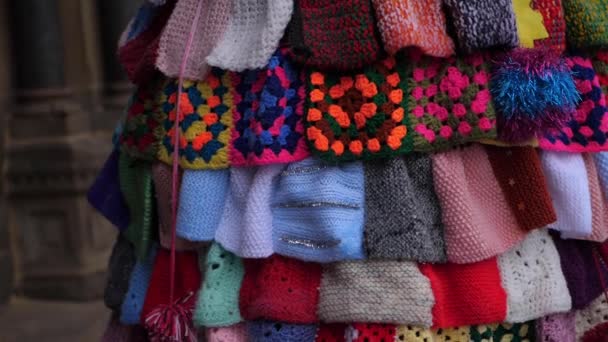 뜨개질 한 양모 패치 를 전시하는 모습 — 비디오