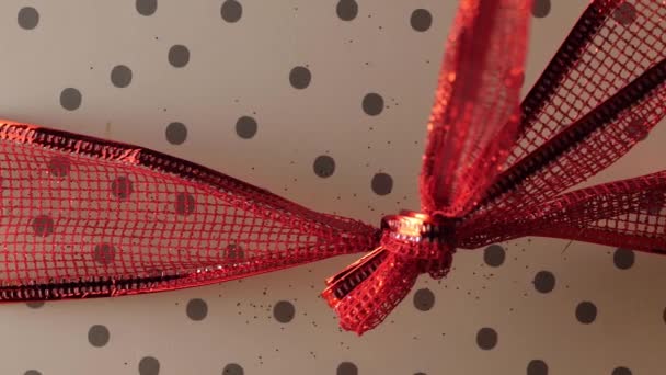 Gave indpakket med en rød sløjfe bånd – Stock-video
