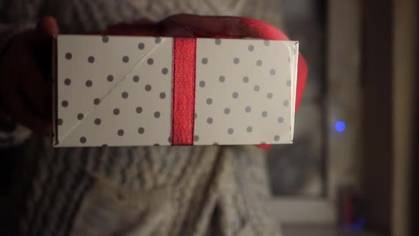 弓に包まれたクリスマスプレゼントを持つ手 — ストック動画