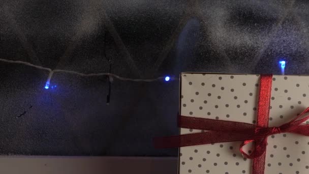 Gave pakket ind med en bue julevindue – Stock-video