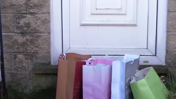 Torby na zakupy pozostawione przed drzwiami domu — Wideo stockowe