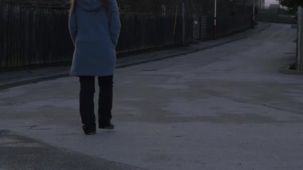 Eilige Frau läuft in Großstadt-Szene — Stockvideo