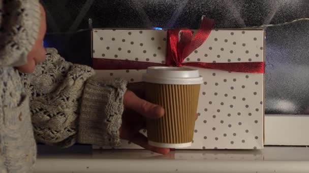 Kobieta pijąca kawę na tle świątecznym — Wideo stockowe