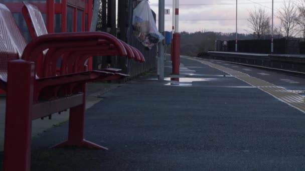 La mujer corre por la estación de tren vacía — Vídeos de Stock