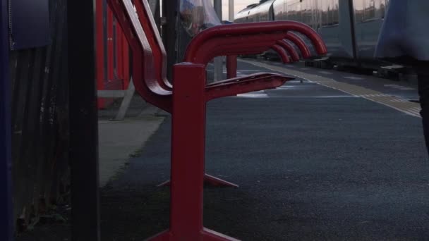 Frau läuft auf leerem Bahnhof, als Zug abfährt — Stockvideo