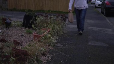 Kese kağıdında yemek taşıyan bir kadın. 