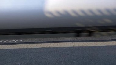 Tren tren peronunda hızla geçiyor.