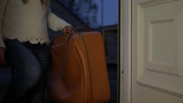 Mujer con maleta llega a casa — Vídeos de Stock