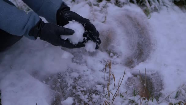 Mãos a jogar fazendo uma bola de neve usando luvas de inverno — Vídeo de Stock