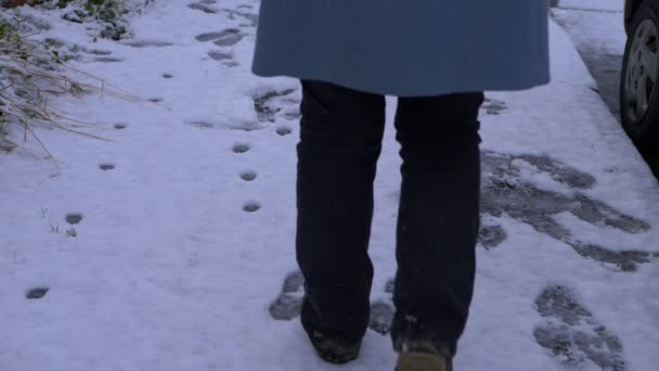 Pieds marchant dans la rue après les chutes de neige — Video