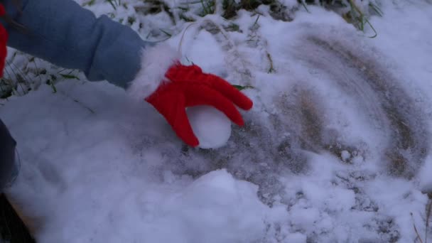 Schneeball machen mit roten Festtagshandschuhen — Stockvideo