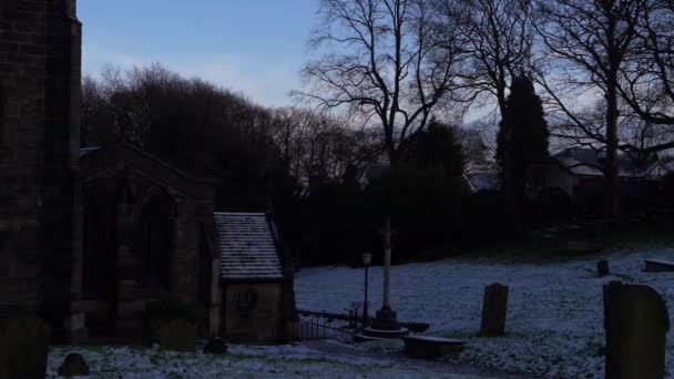 Chiesa inglese con cimitero dopo nevicate invernali — Video Stock