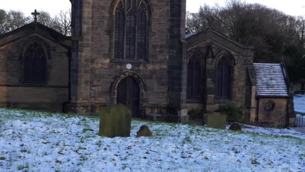 Iglesia tradicional inglesa en el día de invierno nevado — Vídeos de Stock