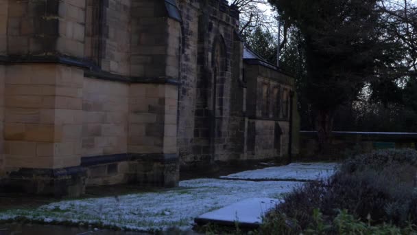 Iglesia inglesa el día de invierno después de la caída de nieve — Vídeos de Stock