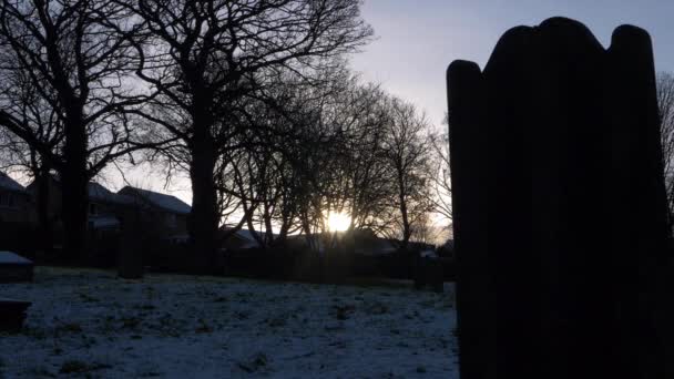 Günbatımına karşı mezarlıkta mezar taşı silueti. — Stok video