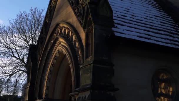 Iglesia tradicional inglesa entrada ornamentada en el día de invierno — Vídeos de Stock