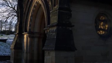 Geleneksel İngiliz Kilisesi kış günü girişi süslüyor