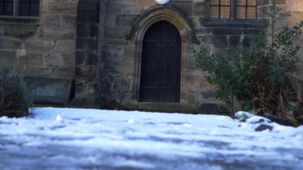 Traditionele Engelse kerk gewelfde deuropening na sneeuw vallen in de winter — Stockvideo