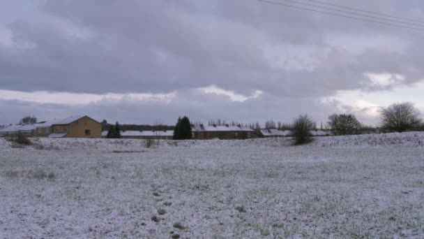 Timelapse van wolken passeren dorp na sneeuw vallen in de winter — Stockvideo