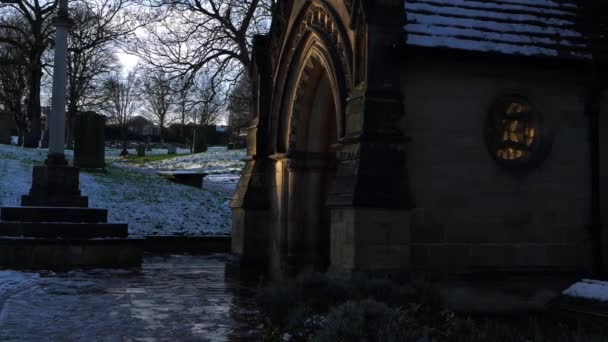 Traditionelle englische Kirche schmückt Eingang an einem Wintertag — Stockvideo