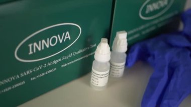 Coronavirus yanal akış test kutusu. Sıvı çıkarma şişeleri ve ppe