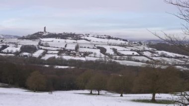 Karlı Yorkshire manzarasında Castle Hill ve kulesi