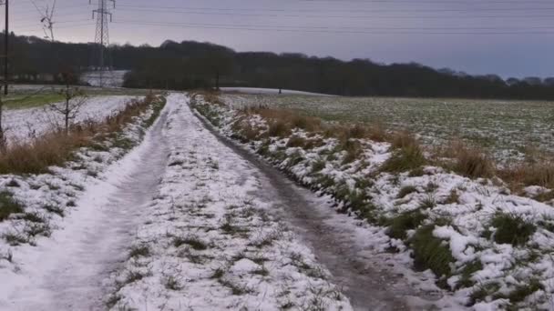 Strada di campagna in Inghilterra coperta di neve ampio paesaggio girato — Video Stock