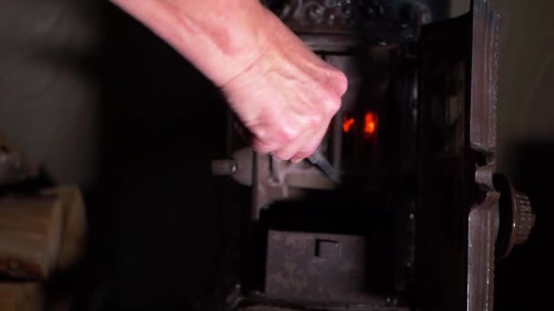 Ręcznie palące gorące żary w pożarze palnika drzewnego — Wideo stockowe