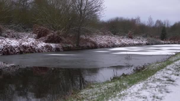 IJsoverdekt kanaal in de winter na sneeuwval landschap — Stockvideo