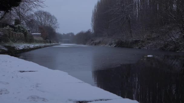 Neve cai na via navegável do canal no frio dia de inverno — Vídeo de Stock