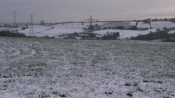 Grunty rolne po zimowych opadach śniegu w Anglii krajobraz — Wideo stockowe