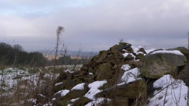 Dewsbury ville en Angleterre à travers la vue sur les rochers et les décombres — Video