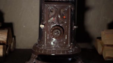 Ocaktaki kütüklerle çevrili vintage günlük yakıcı