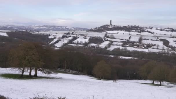 Castle Hill a věž ve zasněžené krajině Yorkshire — Stock video