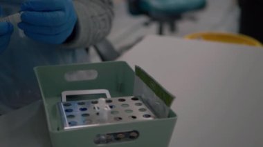 Covid test ekipmanı kullanan tıbbi personel