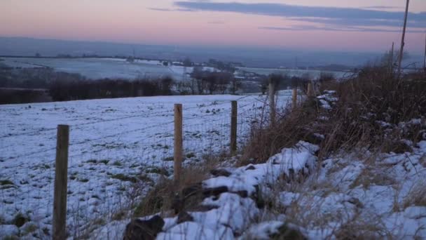 Solnedgång på landsbygden Yorkshire jordbruksmark efter snö faller på vintern — Stockvideo