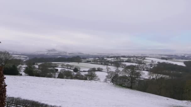 Landbouwgrond Yorkshire bedekt met sneeuw in de winter — Stockvideo