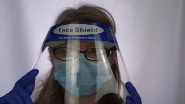 Female medical staff wearing transparent face shield and face mask — Stock Video