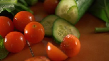 Kiraz domatesleri ve salatalık malzemeleri.