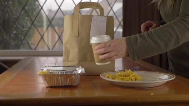 Mujer disfrutando de llevar comida rápida y bebida en casa — Vídeo de stock