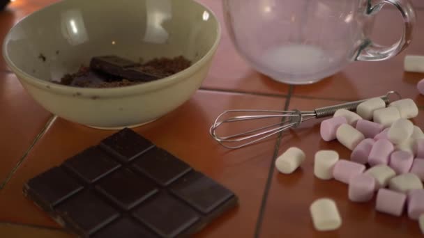 Ингредиенты для приготовления горячего шоколада — стоковое видео