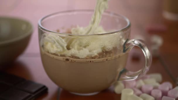 Servir crema batida fresca en una taza de chocolate caliente — Vídeos de Stock