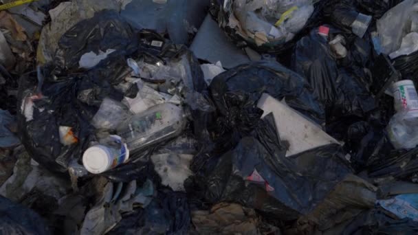 Montón de basura y residuos vertidos — Vídeos de Stock