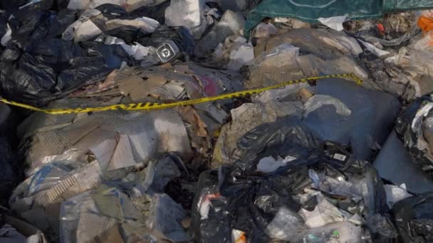 Montón de basura y residuos vertidos — Vídeo de stock