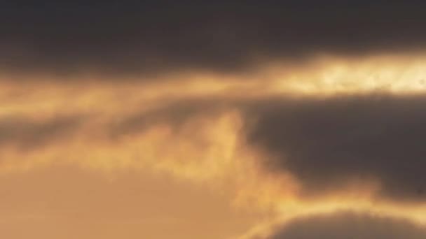 Waktu awan saat matahari terbenam Bergerak melalui langit — Stok Video