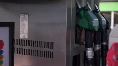 Benzin istasyonunun ön bahçesinde pompalar ve dizel. 