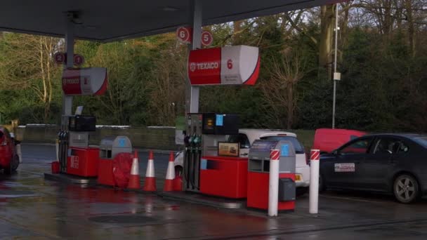 Texaco čerpací stanice nádvoří v Británii — Stock video