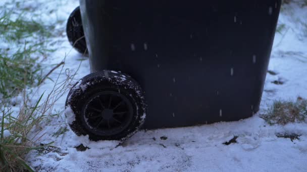 Lixo sobre rodas como neve cai — Vídeo de Stock